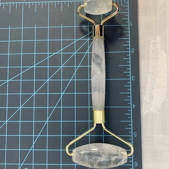 Face Roller, Eye Massage Tool in Clear Quartz - Picture 2 of 2